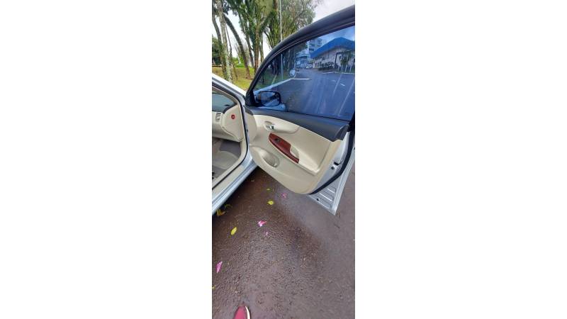 TOYOTA - COROLLA - 2012/2013 - Prata - R$ 75.900,00
