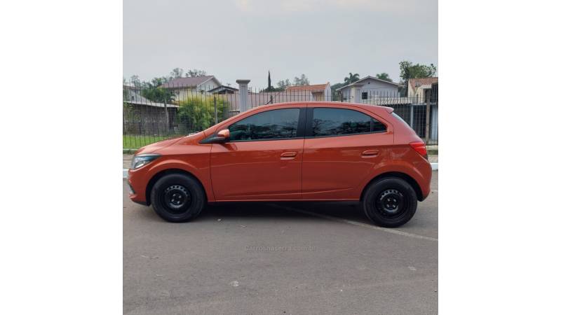 CHEVROLET - ONIX - 2013/2013 - Laranja - R$ 46.000,00