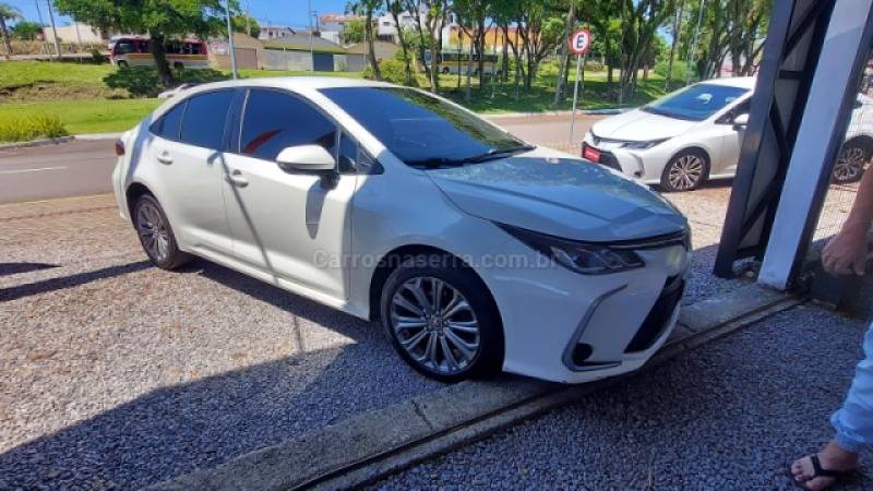 TOYOTA - COROLLA - 2022/2023 - Branca - R$ 135.900,00