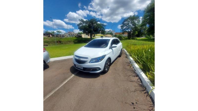 CHEVROLET - ONIX - 2015/2015 - Branca - R$ 53.900,00