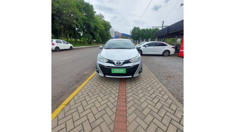 TOYOTA - YARIS - 2019/2019 - Prata - R$ 74.900,00