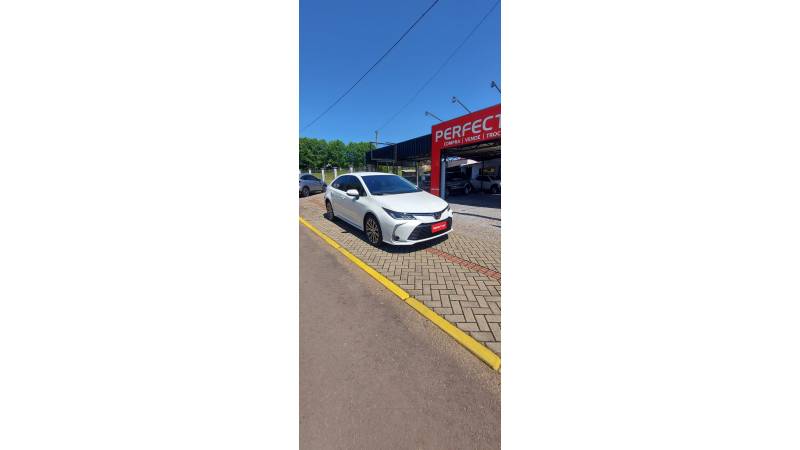 TOYOTA - COROLLA - 2022/2023 - Branca - R$ 135.900,00