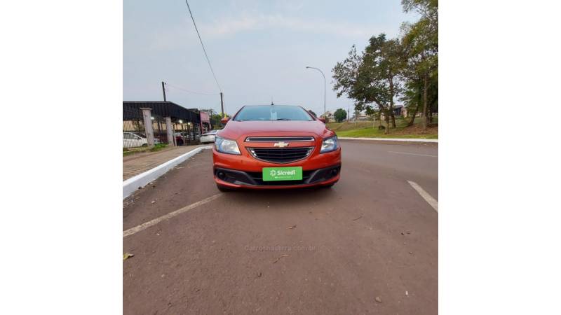 CHEVROLET - ONIX - 2013/2013 - Laranja - R$ 46.000,00