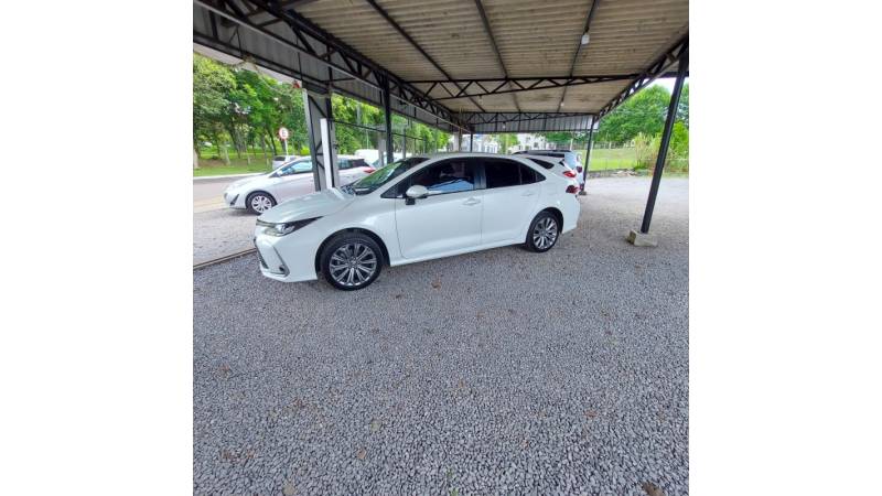 TOYOTA - COROLLA - 2022/2023 - Branca - R$ 135.000,00