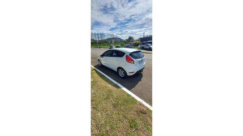 FORD - FIESTA - 2014/2015 - Branca - R$ 41.000,00