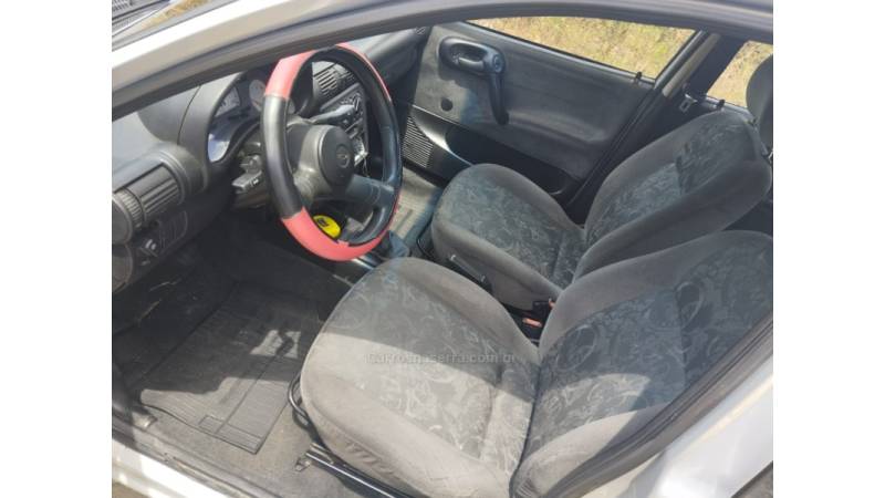 CHEVROLET - CORSA - 2002/2002 - Prata - R$ 16.800,00