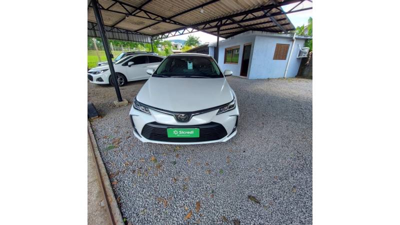 TOYOTA - COROLLA - 2022/2023 - Branca - R$ 135.000,00