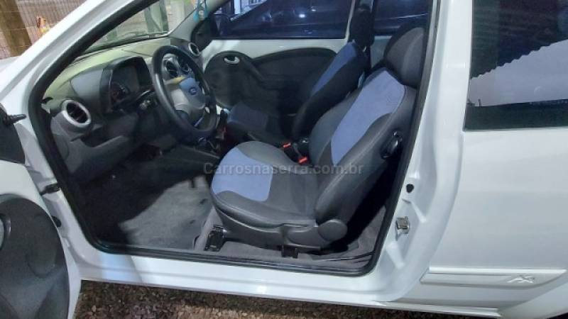 FORD - KA - 2012/2013 - Branca - R$ 29.500,00