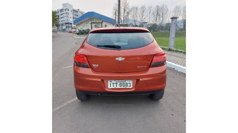 CHEVROLET - ONIX - 2013/2013 - Laranja - R$ 46.000,00