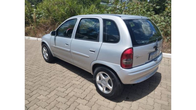 CHEVROLET - CORSA - 2002/2002 - Prata - R$ 16.800,00