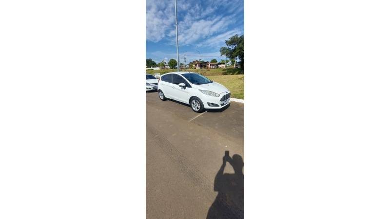 FORD - FIESTA - 2014/2015 - Branca - R$ 41.000,00