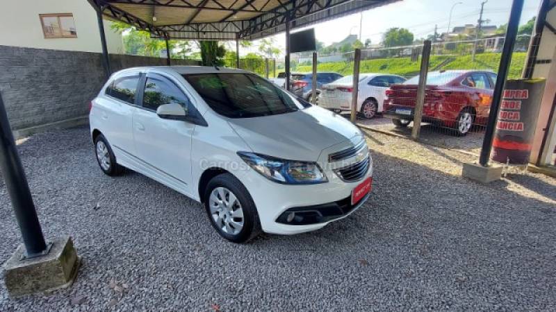 CHEVROLET - ONIX - 2016/2016 - Branca - R$ 53.900,00