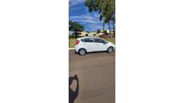 FORD - FIESTA - 2014/2015 - Branca - R$ 41.000,00