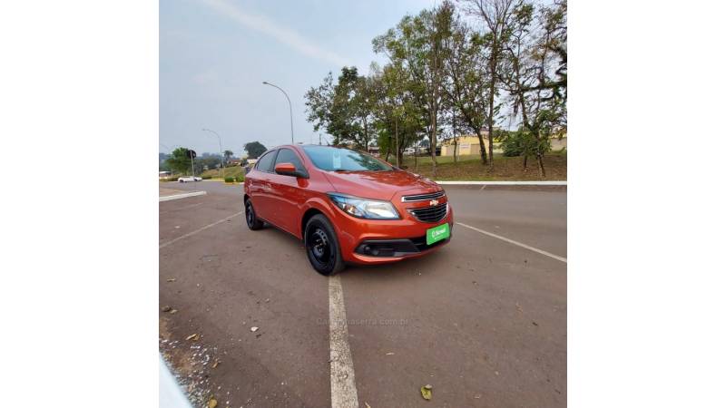 CHEVROLET - ONIX - 2013/2013 - Laranja - R$ 46.000,00