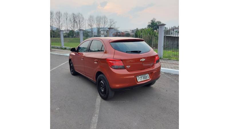 CHEVROLET - ONIX - 2013/2013 - Laranja - R$ 46.000,00